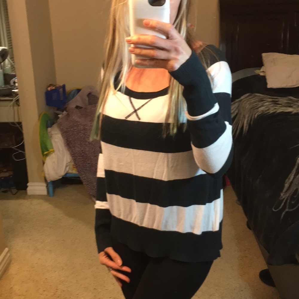 Like new sweater by Hurley - Picture 2 of 8